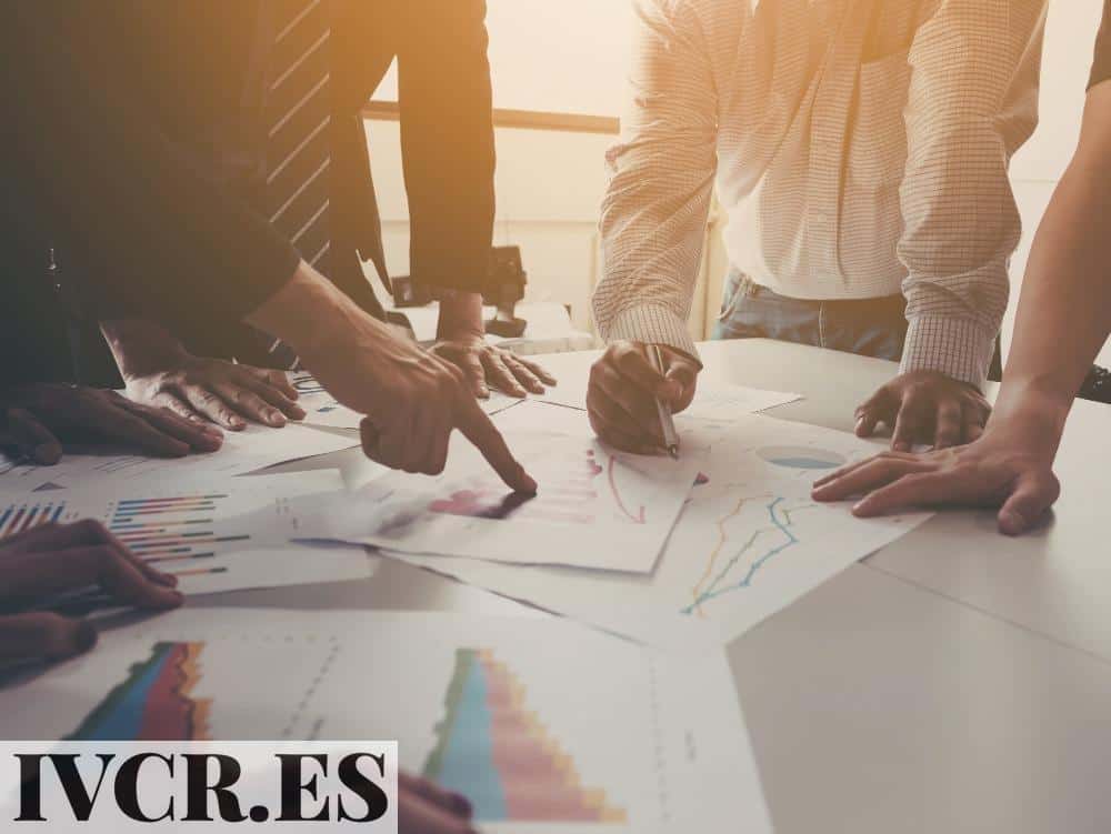 Másteres de Project Management en España: opciones para 2026 Equipo en reunión planificando un proyecto: másteres de Project Management en España