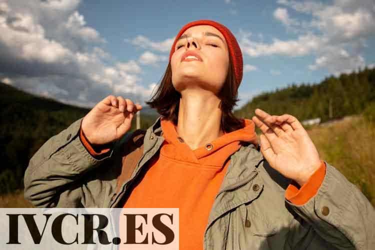 mujer respirando con profundidad