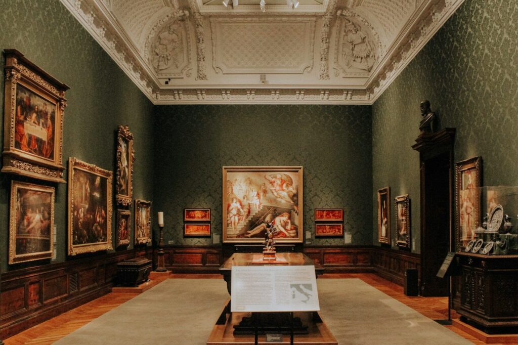 Galería de museo con pinturas restauradas