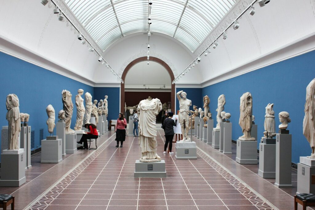 Vitrinas de museo con piezas históricas