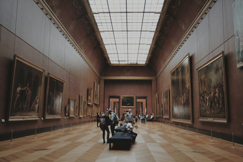 Sala de museo con obras de arte expuestas