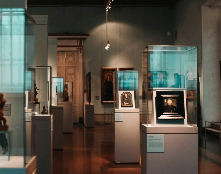 Interior de un museo durante una visita cultural